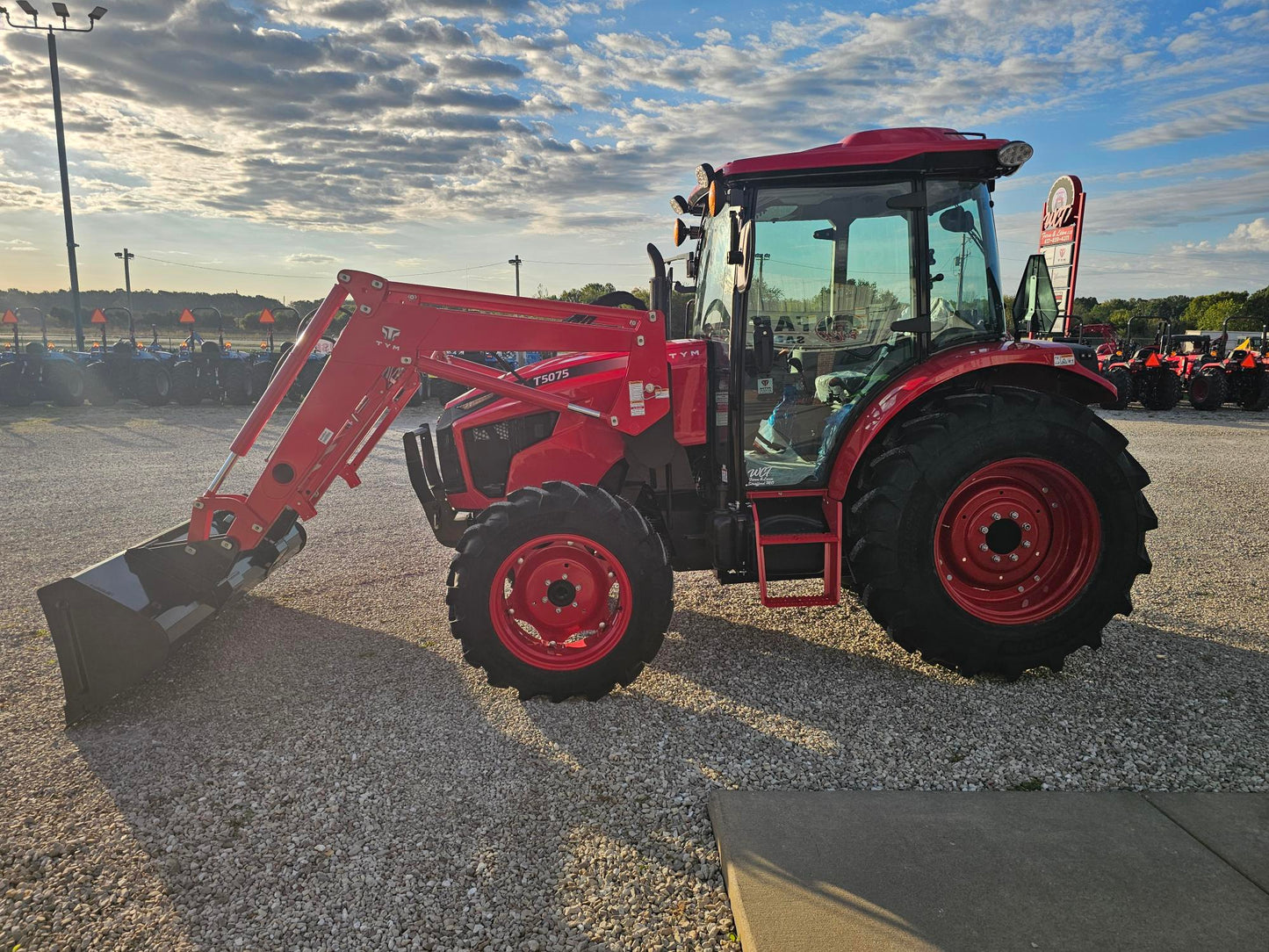 TYM T5075PSC CAB TRACTOR - 74HP, POWER SHUTTLE