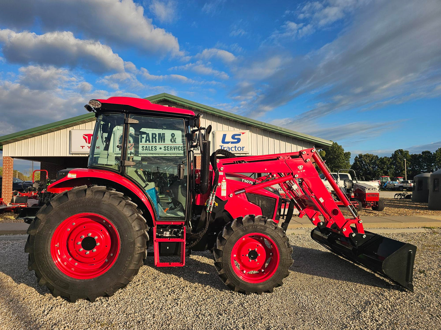 TYM T5075PSC CAB TRACTOR - 74HP, POWER SHUTTLE