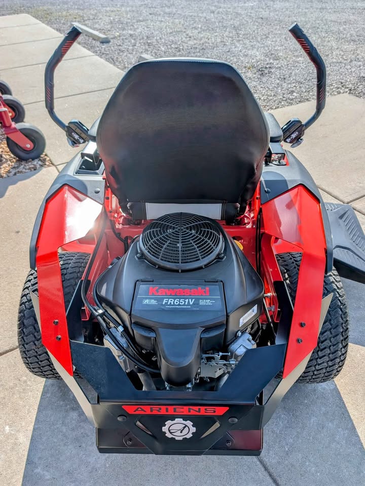 USED - 2023 ARIENS IKON 48"DECK 11 HRS