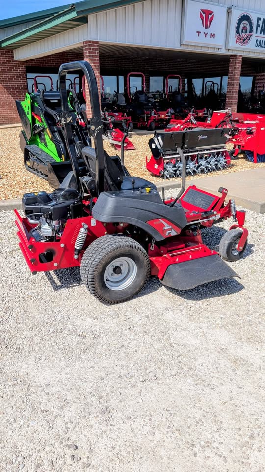 (USED) IS700, 27HP BRIGGS (NEW ENGINE),  52" DECK, 418 HRS