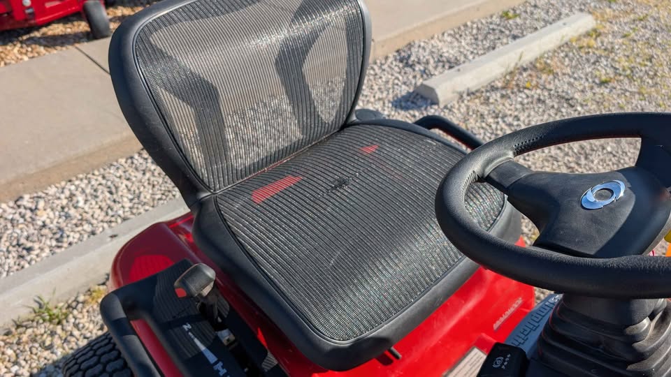 (CONSIGNMENT) SIMPLICITY BROADMOOR SERIES LAWN TRACTOR 52" DECK 25HP BRIGGS - CONSIMP_LAWN TRACTOR