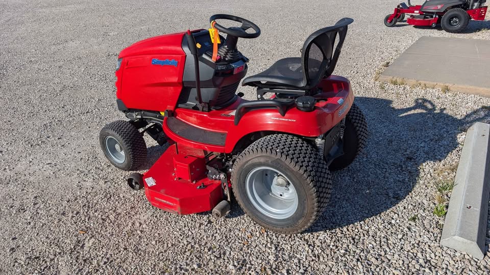 (CONSIGNMENT) SIMPLICITY BROADMOOR SERIES LAWN TRACTOR 52" DECK 25HP BRIGGS - CONSIMP_LAWN TRACTOR