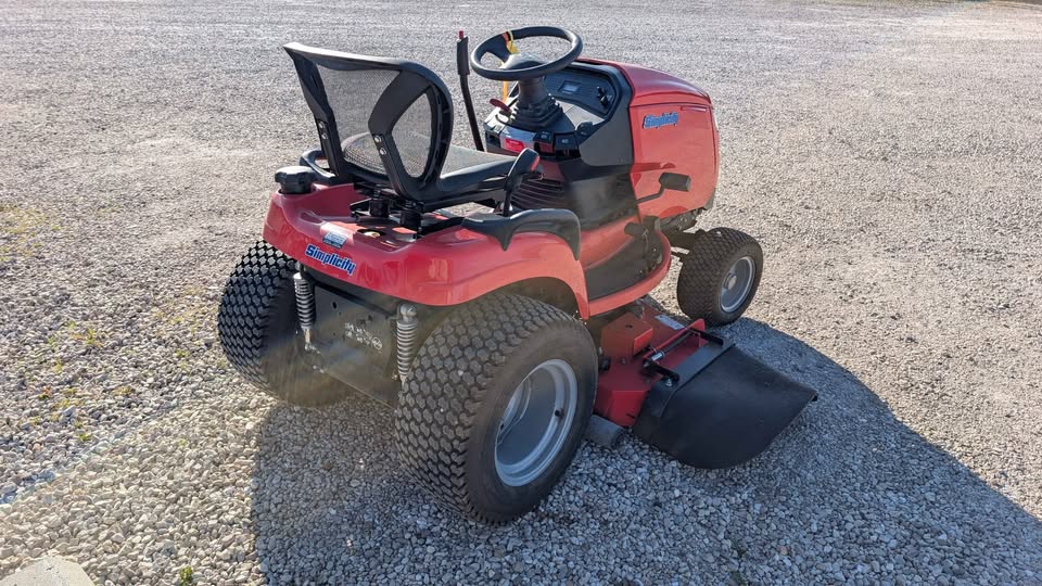 (CONSIGNMENT) SIMPLICITY BROADMOOR SERIES LAWN TRACTOR 52" DECK 25HP BRIGGS - CONSIMP_LAWN TRACTOR