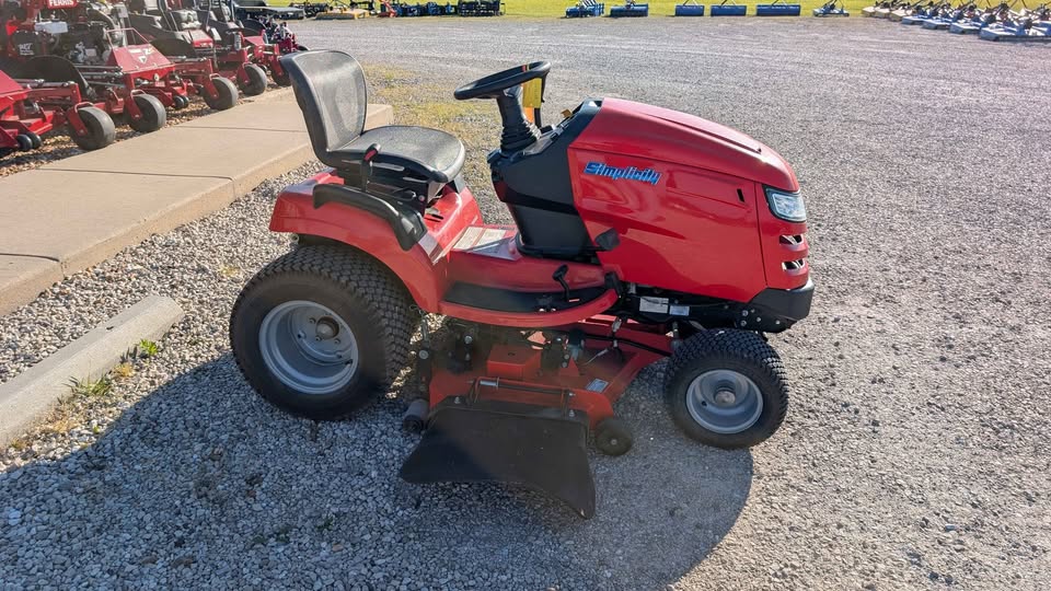 (CONSIGNMENT) SIMPLICITY BROADMOOR SERIES LAWN TRACTOR 52" DECK 25HP BRIGGS - CONSIMP_LAWN TRACTOR
