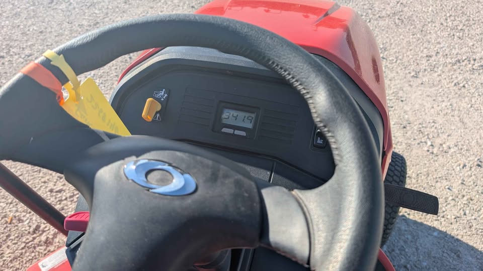 (CONSIGNMENT) SIMPLICITY BROADMOOR SERIES LAWN TRACTOR 52" DECK 25HP BRIGGS - CONSIMP_LAWN TRACTOR