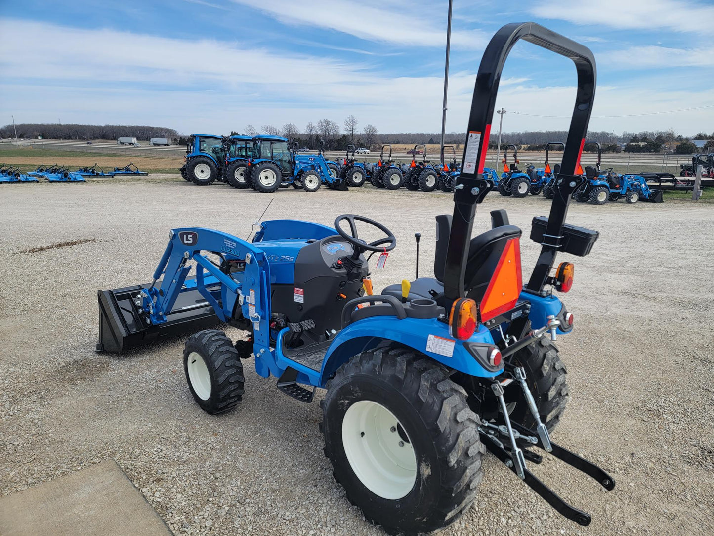 LS TRACTOR USA MT225S HST
