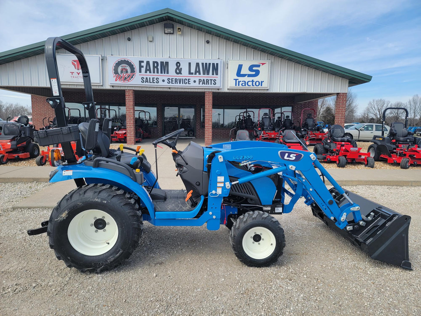 LS TRACTOR USA MT225S HST