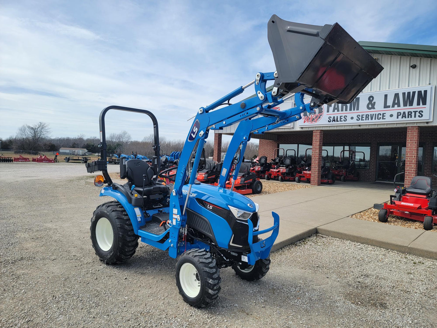 LS TRACTOR USA MT225S HST