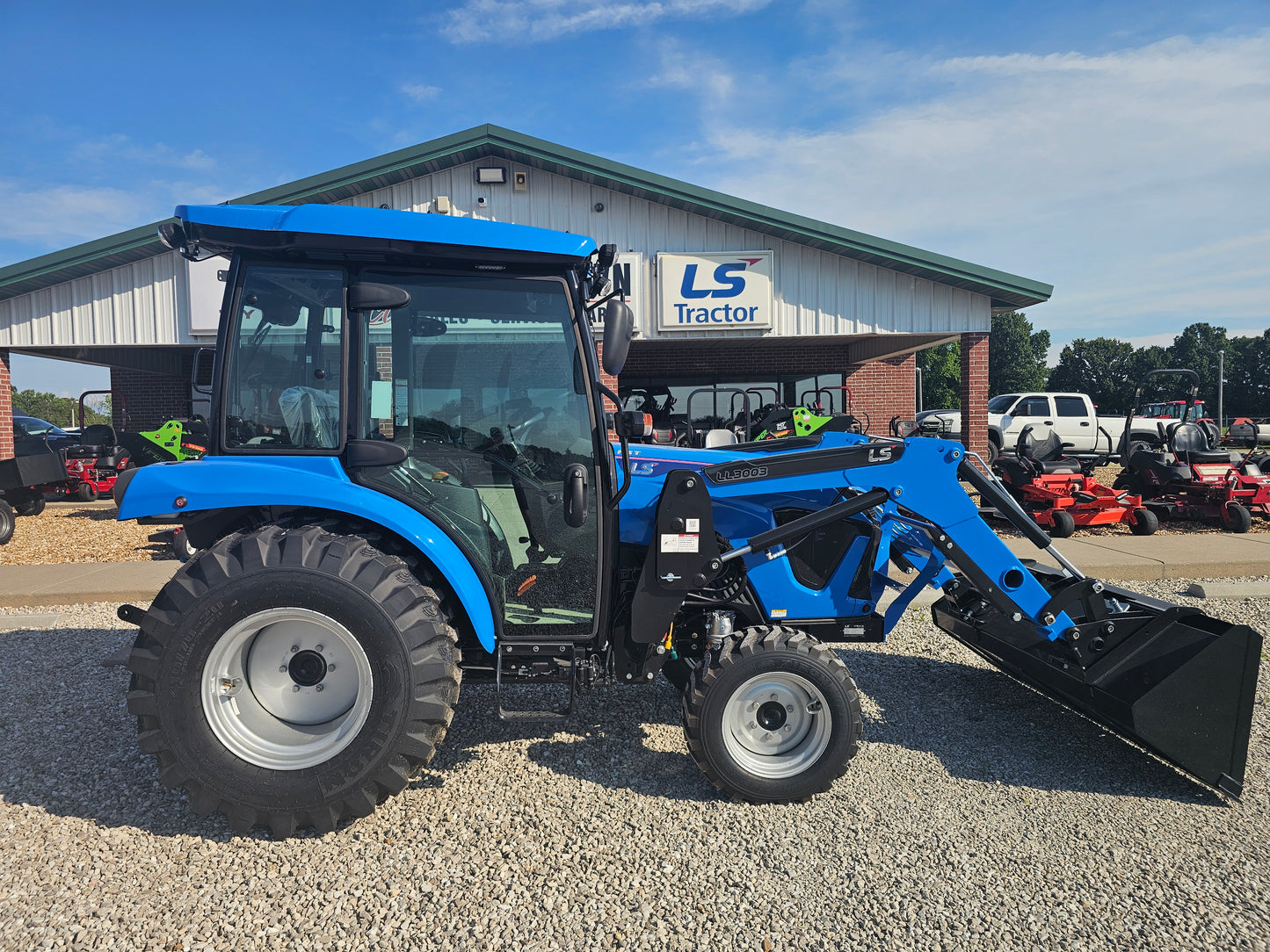 LS TRACTOR MT232HC CAB - 31.7HP HST