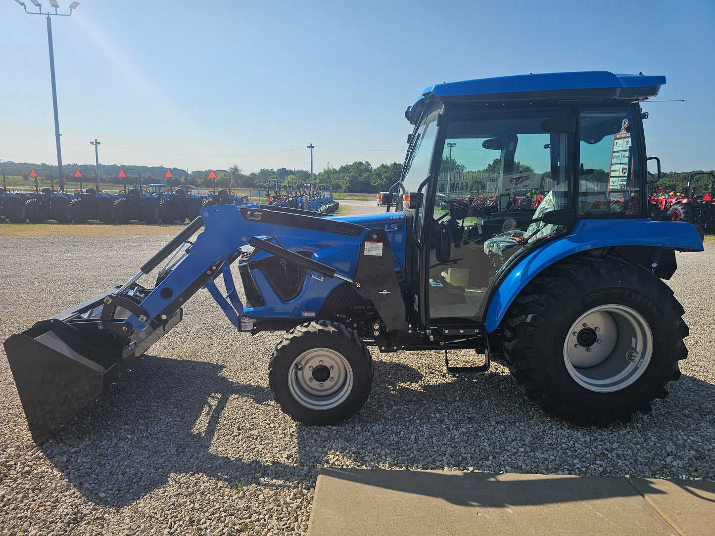 LS TRACTOR MT232HEC CAB - 31.7HP HST