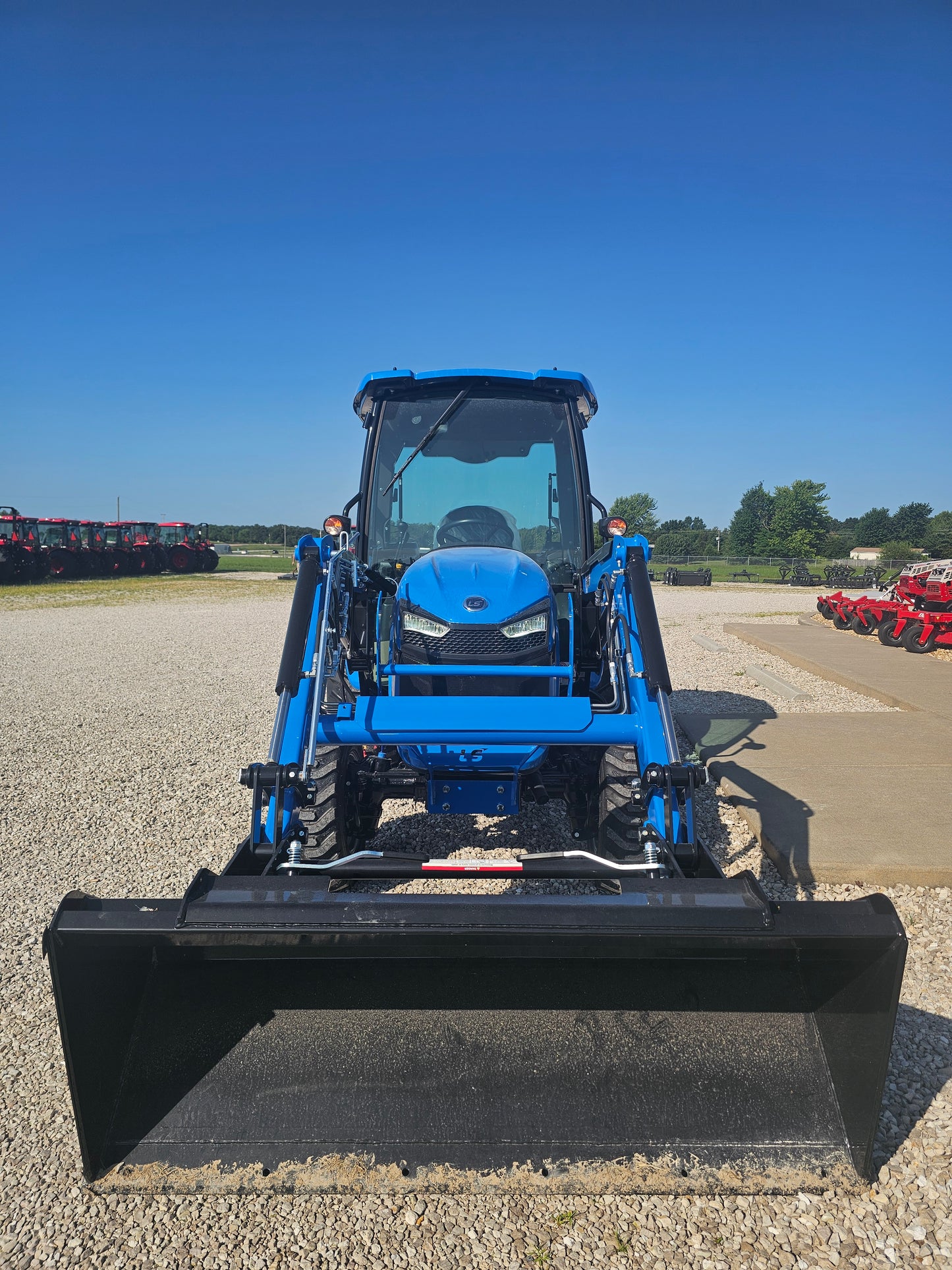 LS TRACTOR MT232HEC CAB - 31.7HP HST