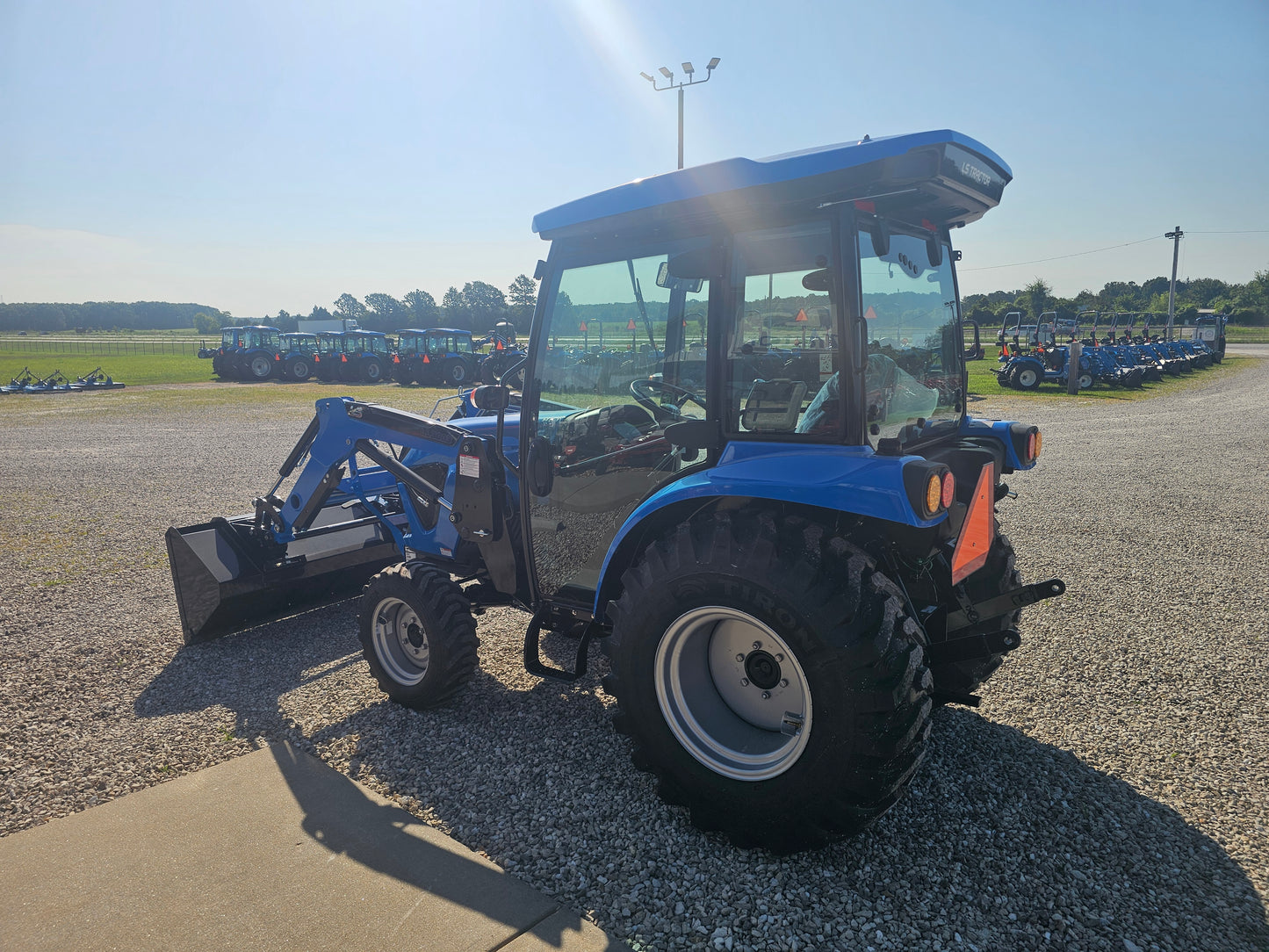 LS TRACTOR MT232HEC CAB - 31.7HP HST