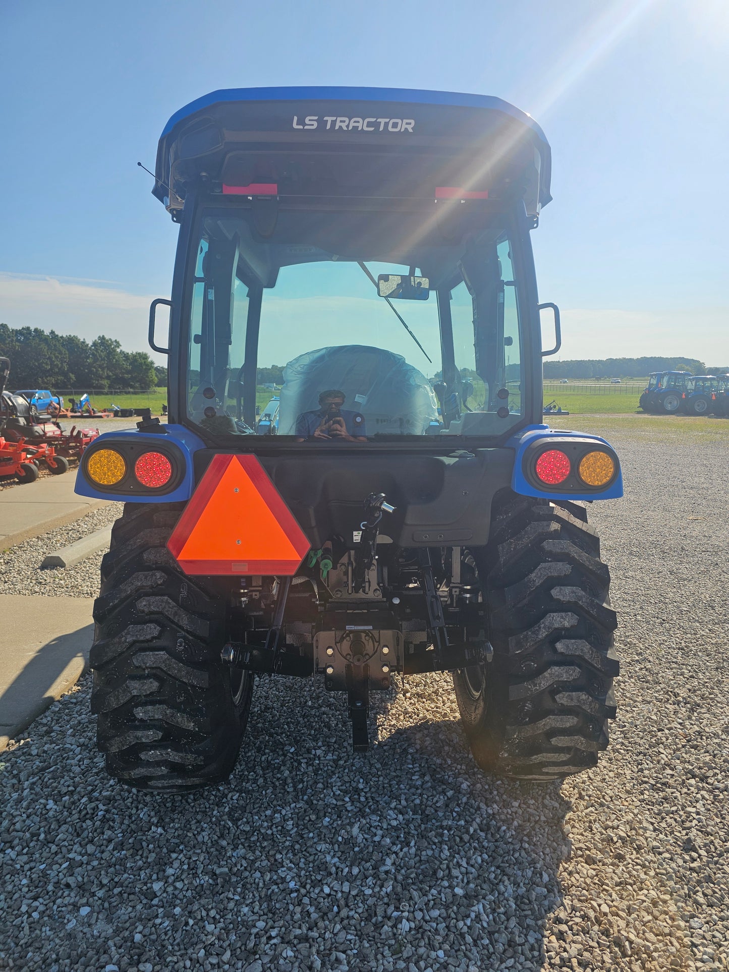 LS TRACTOR MT232HEC CAB - 31.7HP HST