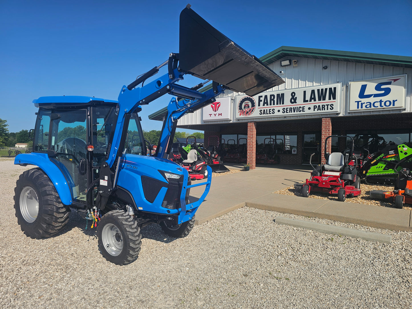 LS TRACTOR MT232HEC CAB - 31.7HP HST