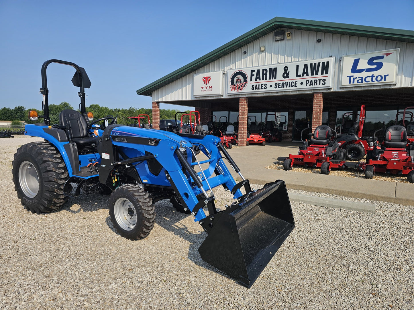 LS TRACTOR MT242H – 42.5HP, HST