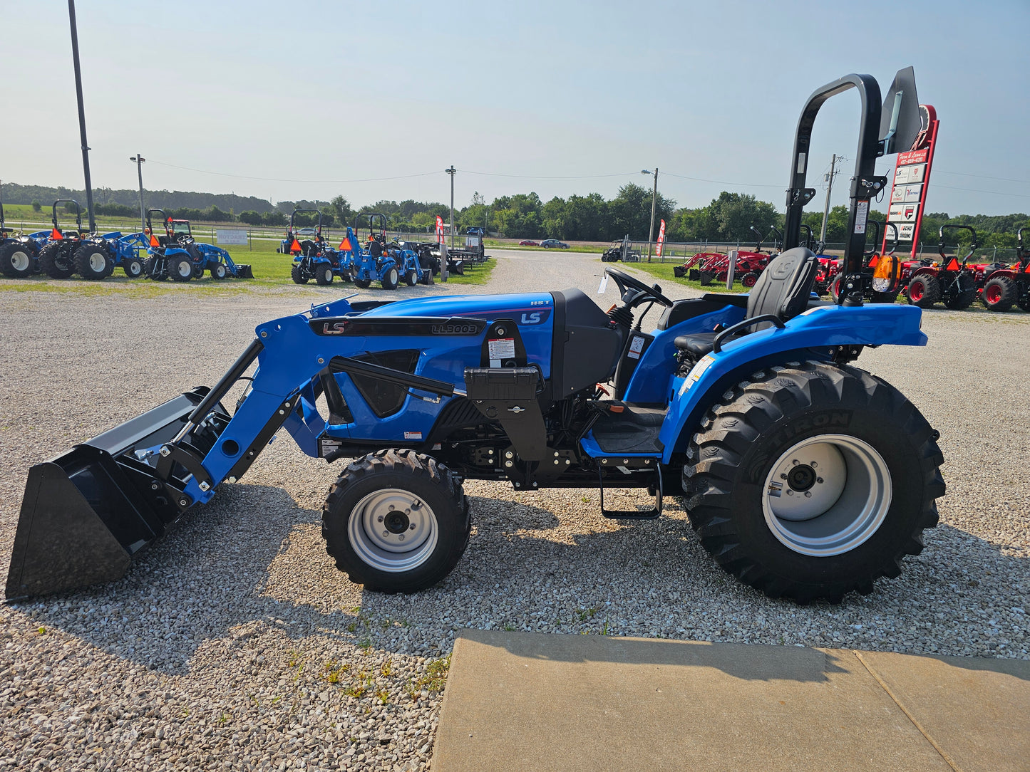LS TRACTOR MT242H – 42.5HP, HST