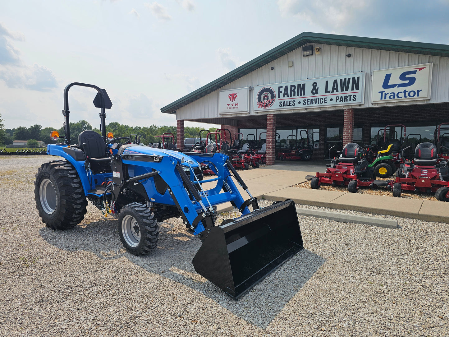 LS TRACTOR MT242HE – 42.5HP, HST