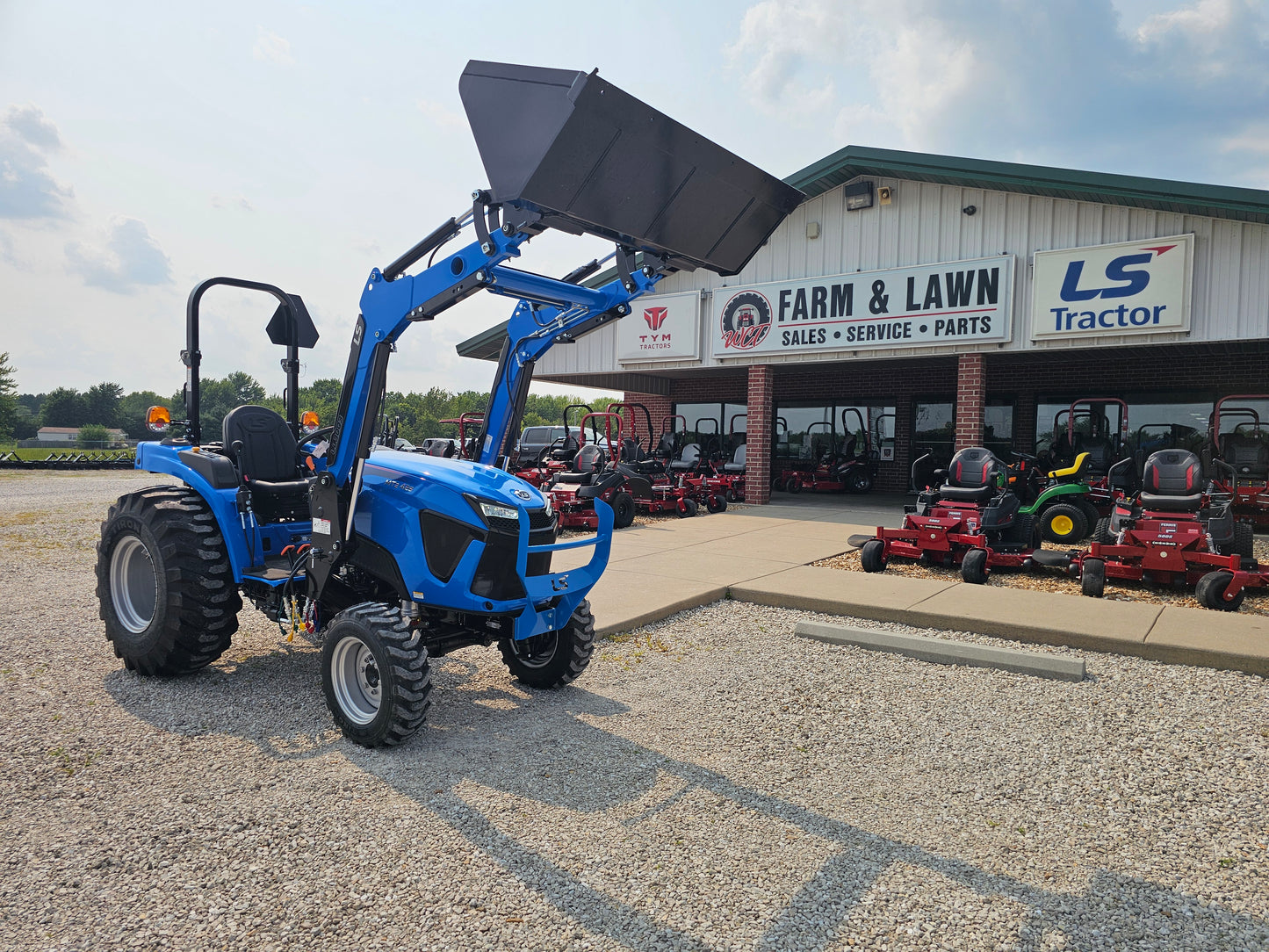 LS TRACTOR MT242HE – 42.5HP, HST