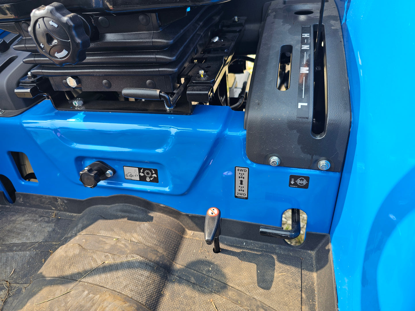 LS TRACTOR MT242HE – 42.5HP, HST