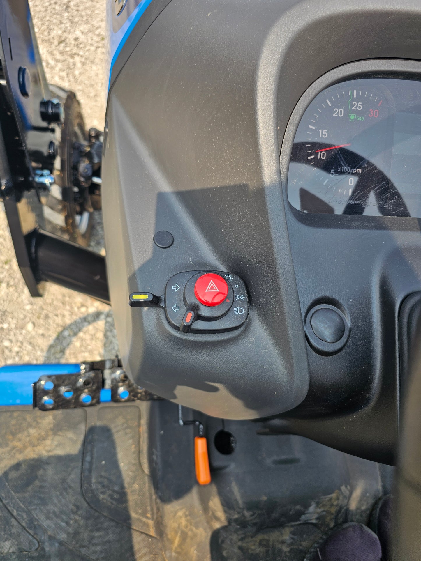 LS TRACTOR MT242HE – 42.5HP, HST
