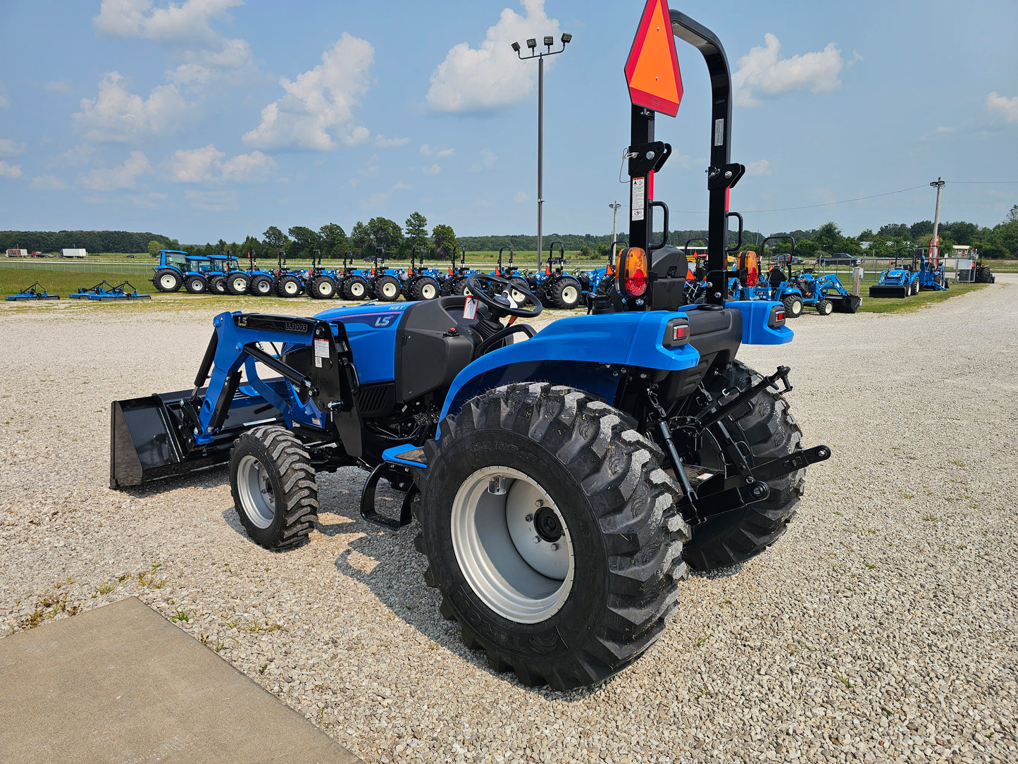 LS TRACTOR MT242HE – 42.5HP, HST