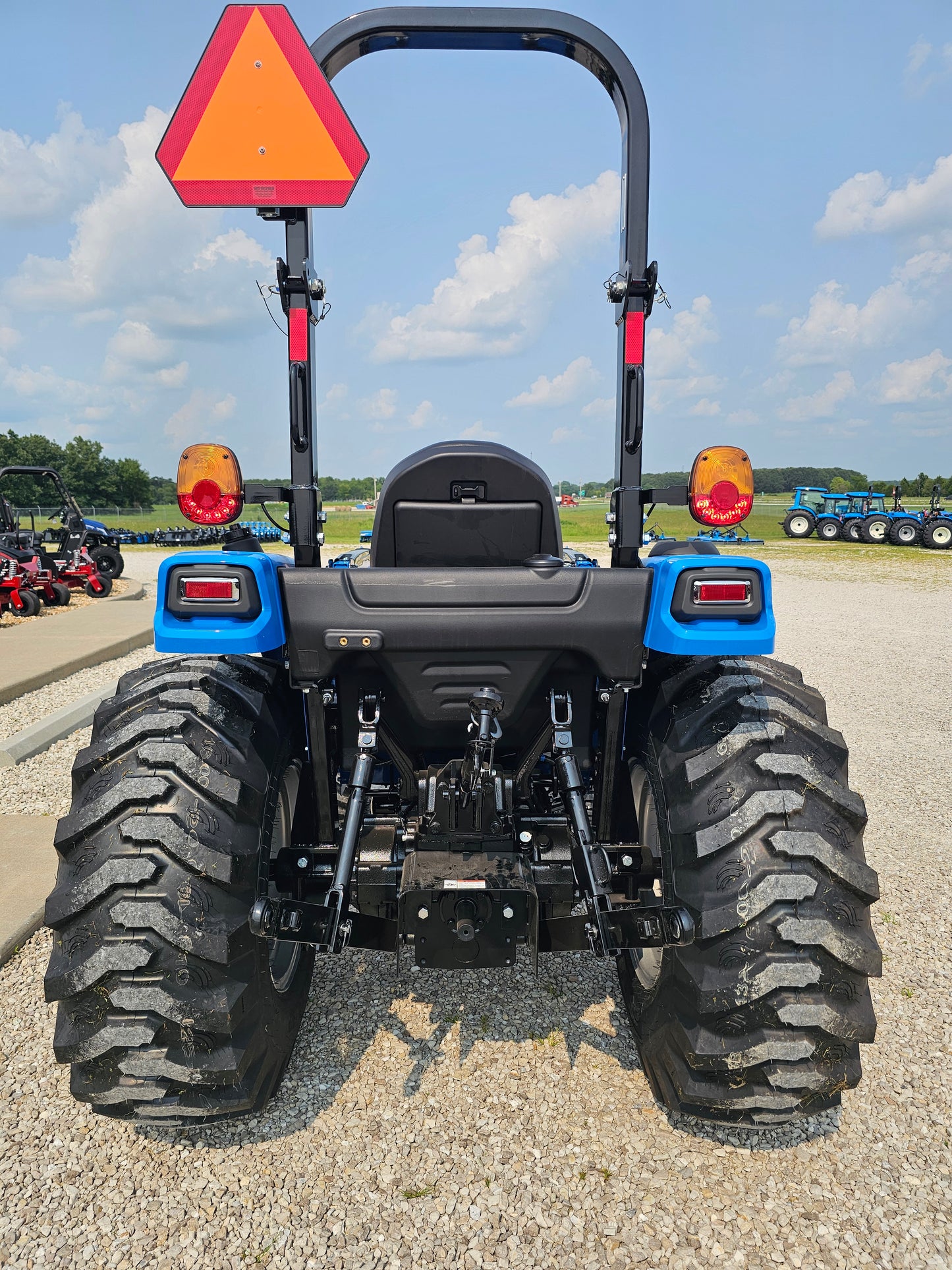 LS TRACTOR MT242HE – 42.5HP, HST