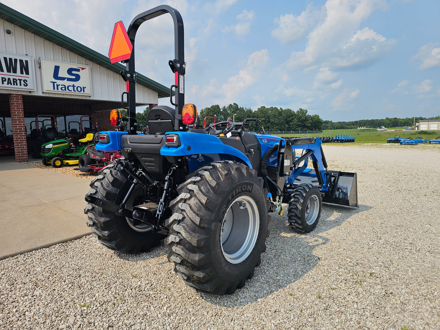 LS TRACTOR MT242HE – 42.5HP, HST