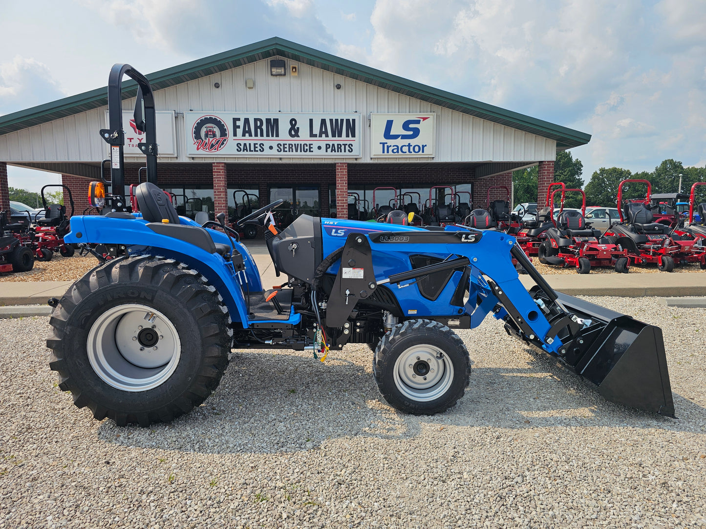 LS TRACTOR MT242HE – 42.5HP, HST