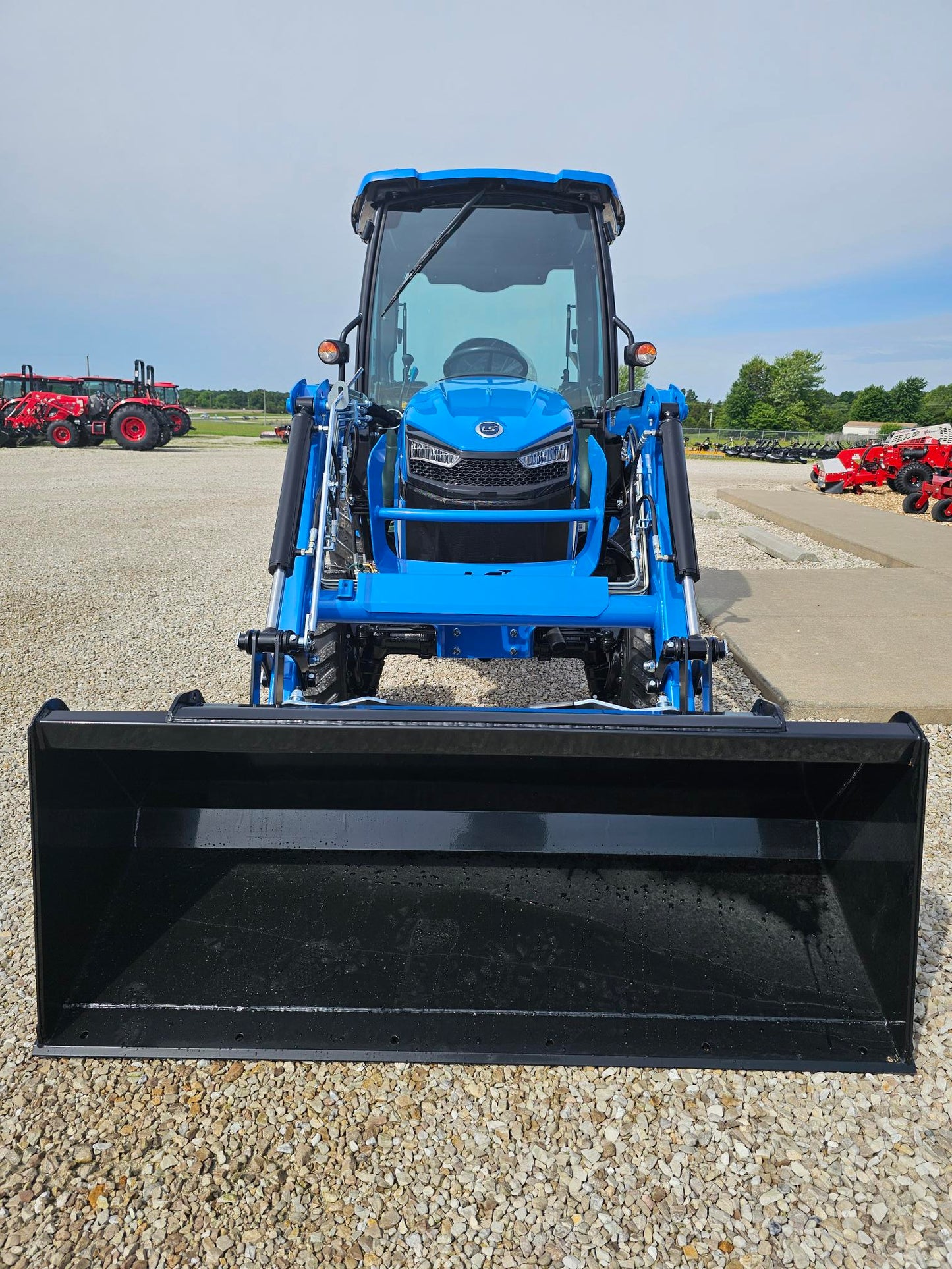 LS TRACTOR MT242HEC CAB – 42.5HP HST