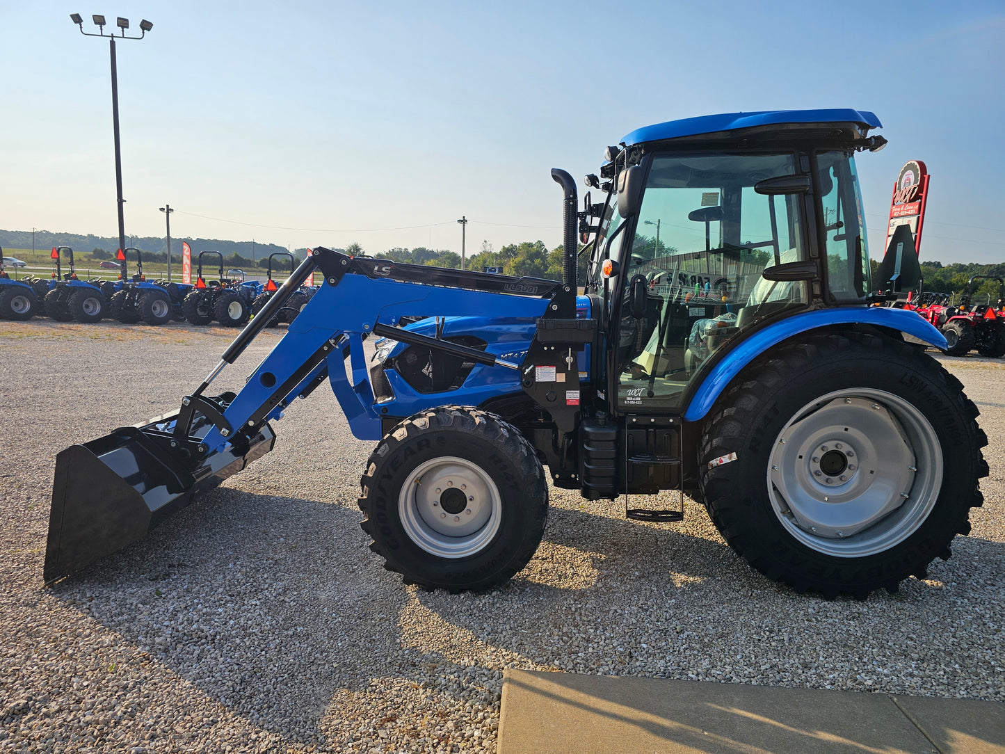 LS TRACTOR MT473CPS CAB - 73HP, POWER SHUTTLE