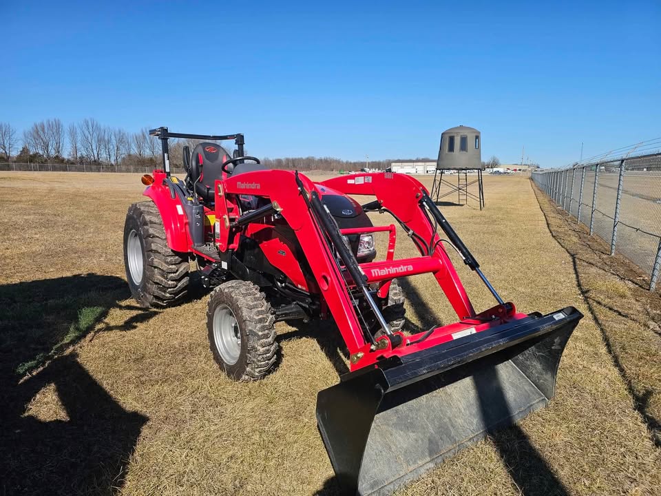 (USED) MAHINDRA 1640--54 HOURS! 38.7 HP TRACTOR AND LOADER