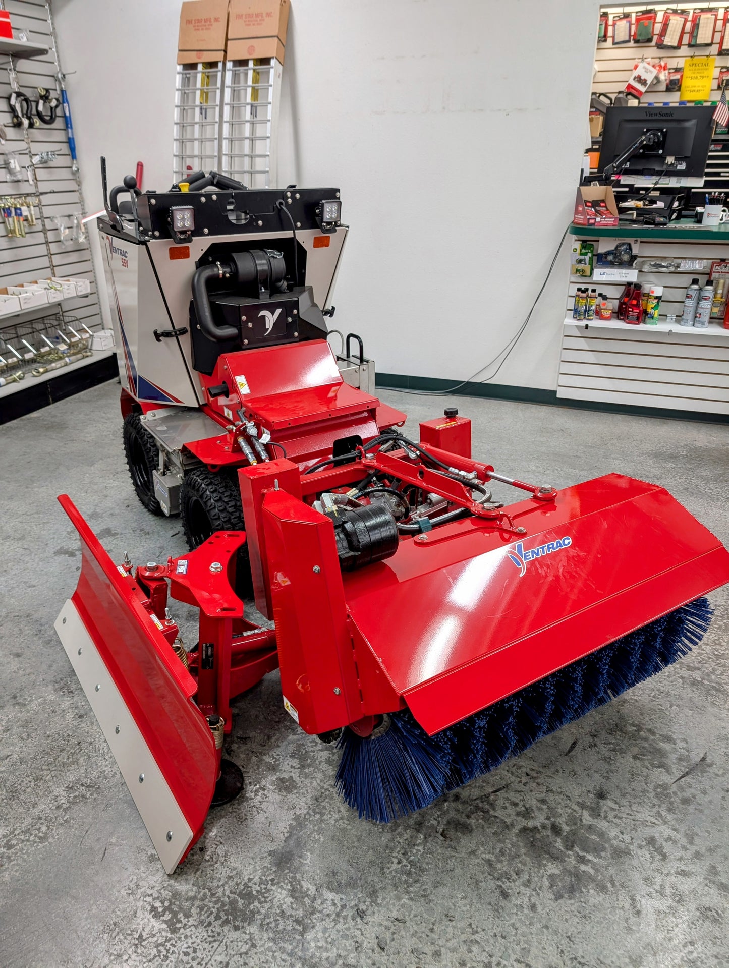VENTRAC SSV SIDEWALK SNOW REMOVAL VEHICLE - 39.61102