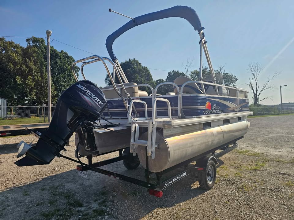 2013 18DLX SUNTRACKER PARTY BARGE, 40HP