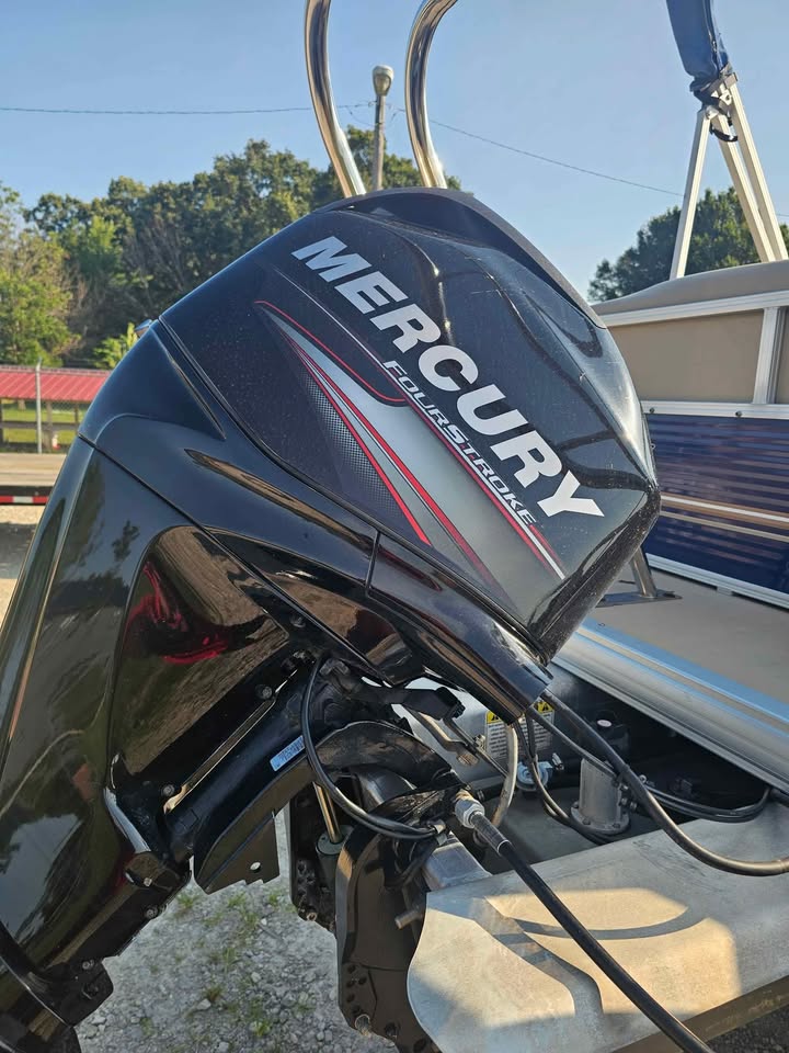 2013 18DLX SUNTRACKER PARTY BARGE, 40HP