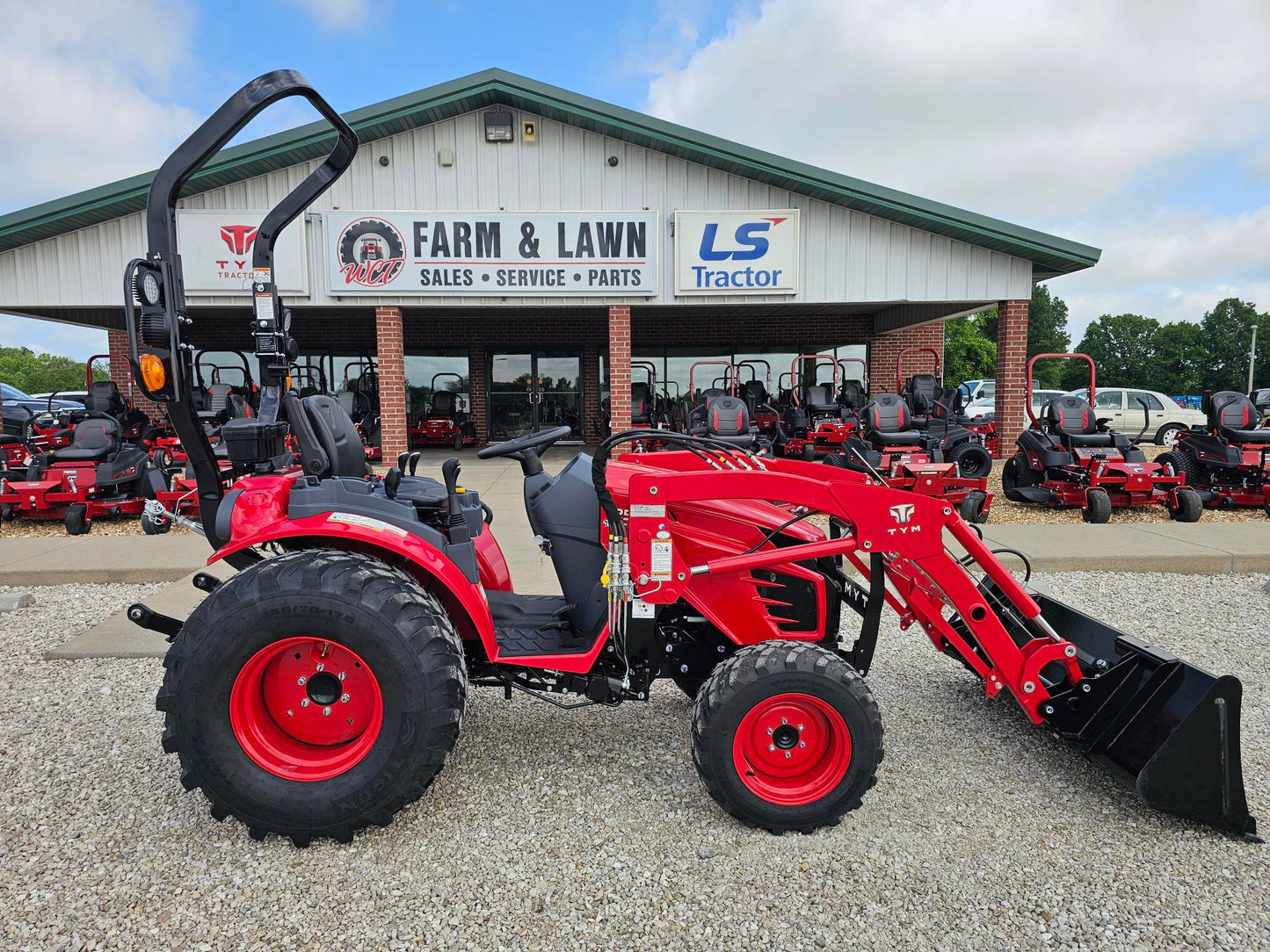 TYM T25 TRACTOR - 24.7HP, HST