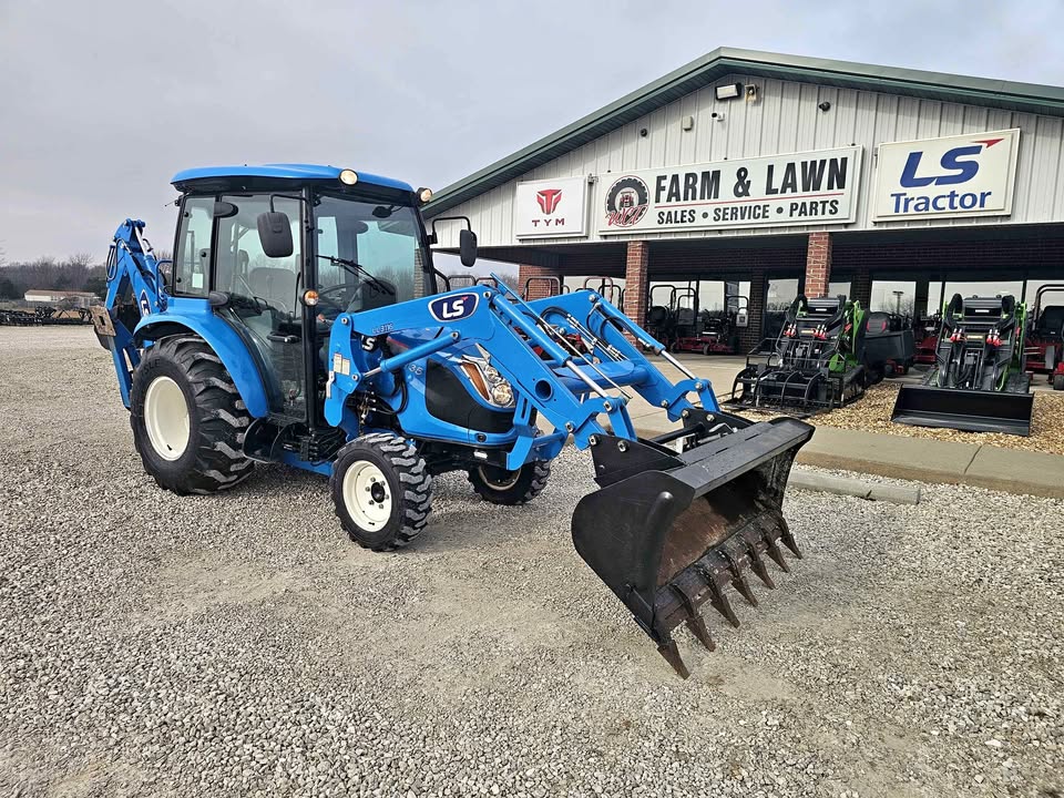 USED LST XR3135 CAB TRACTOR AND BACKHOE, CONLS_XR3135