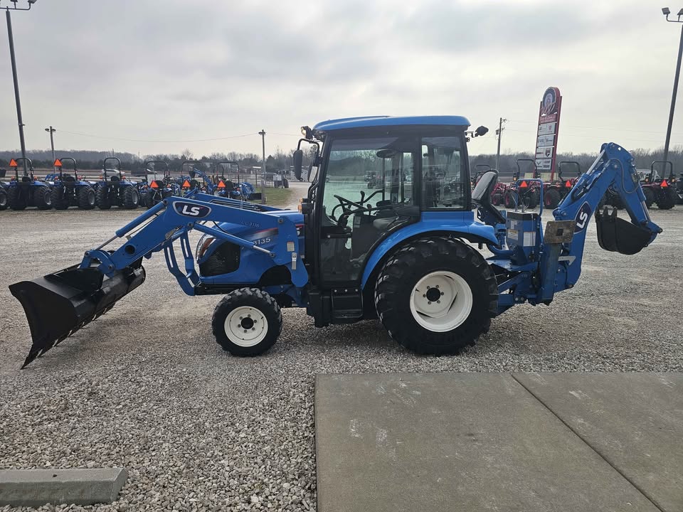 USED LST XR3135 CAB TRACTOR AND BACKHOE, CONLS_XR3135