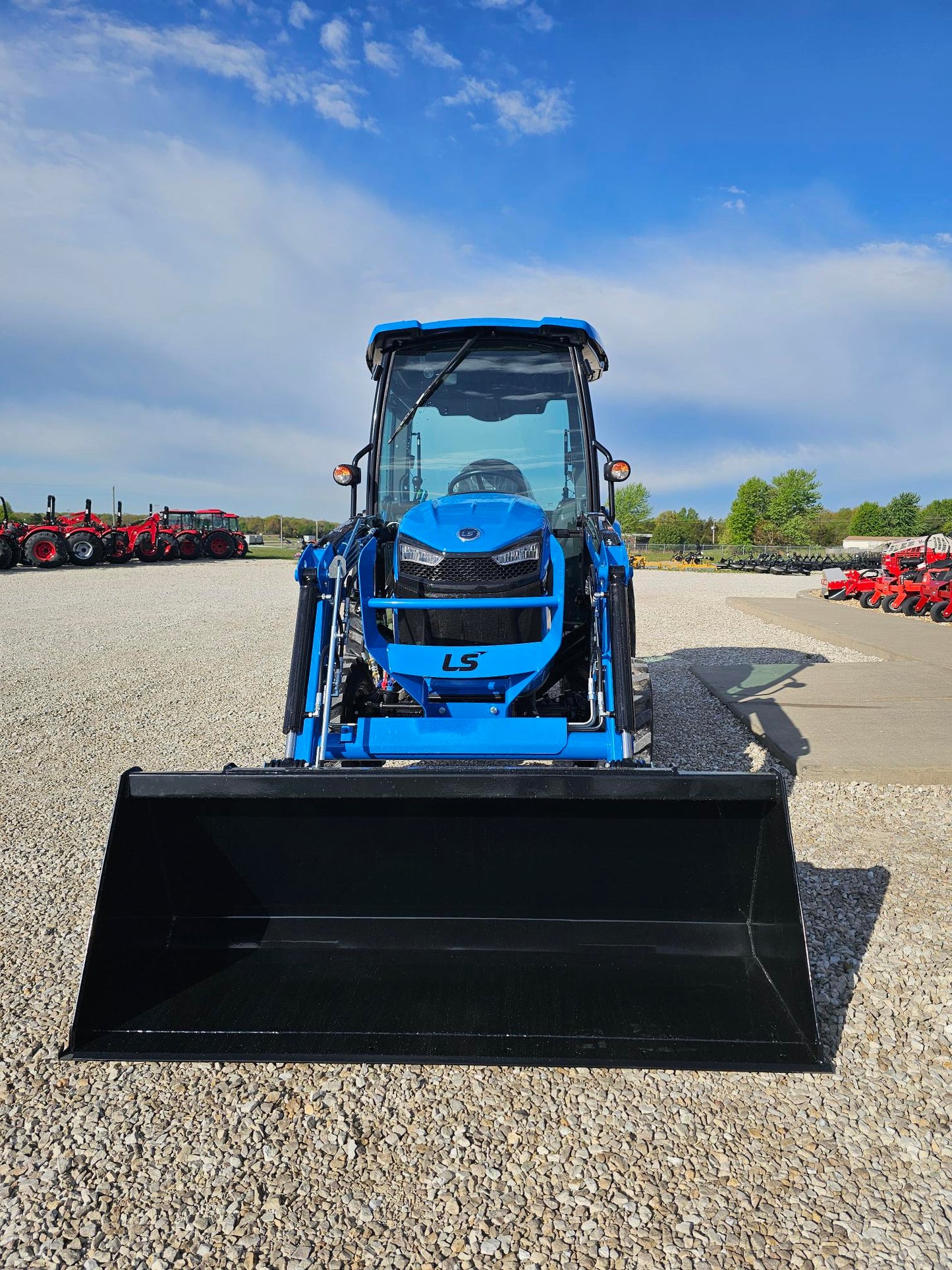 LS TRACTOR MT226HEC CAB - 24.4HP HST