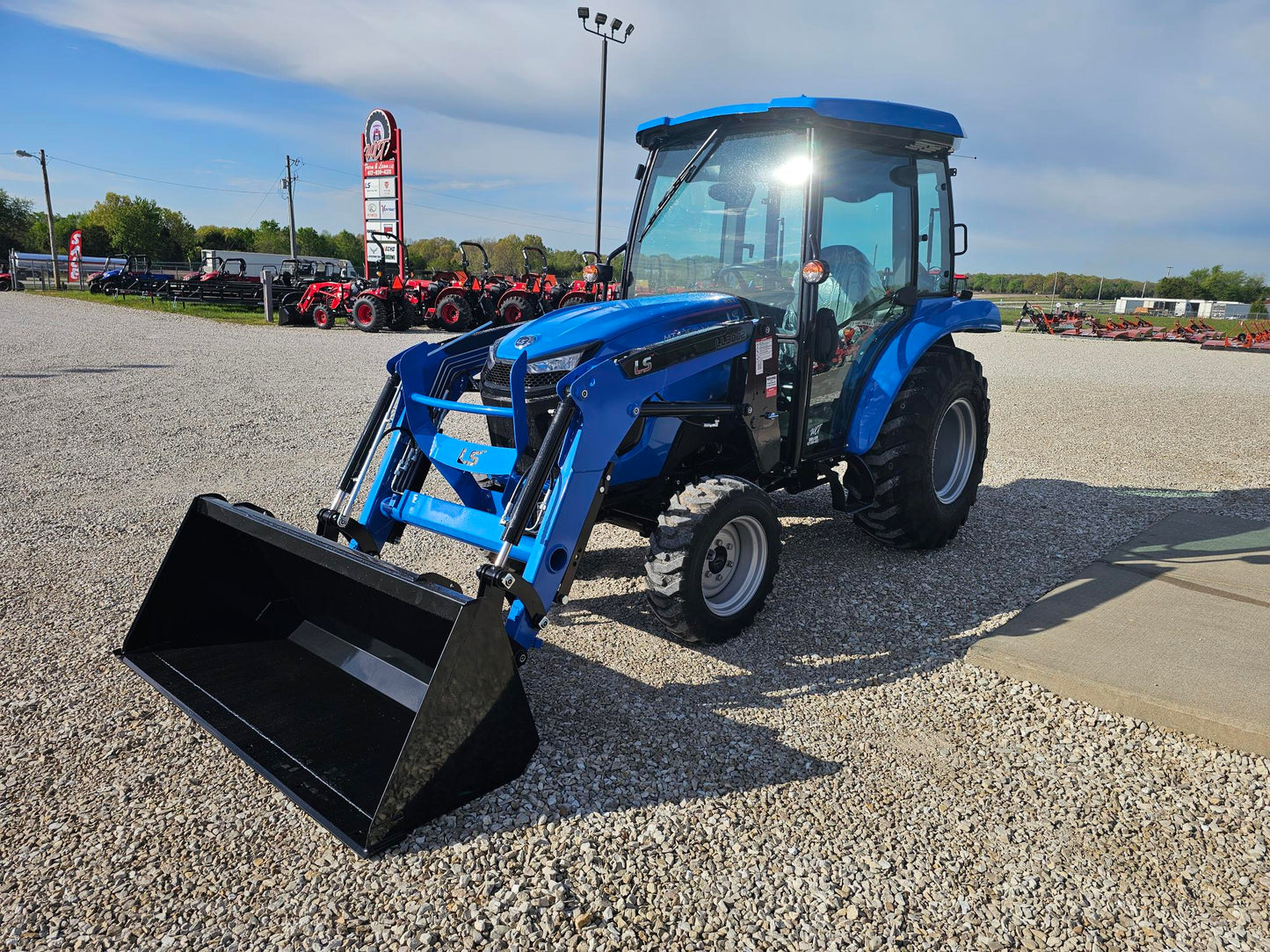 LS TRACTOR MT226HEC CAB - 24.4HP HST