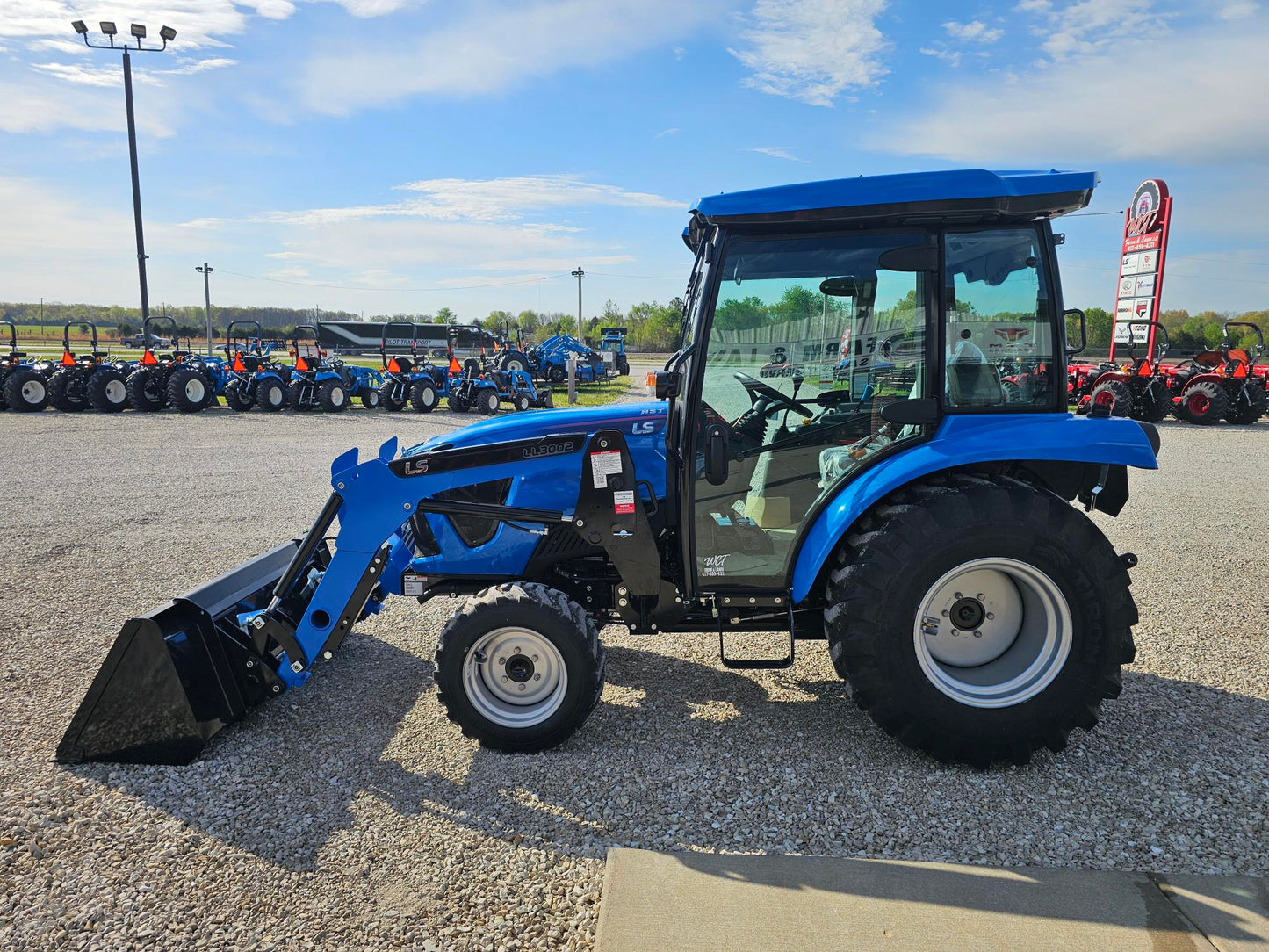 LS TRACTOR MT226HEC CAB - 24.4HP HST