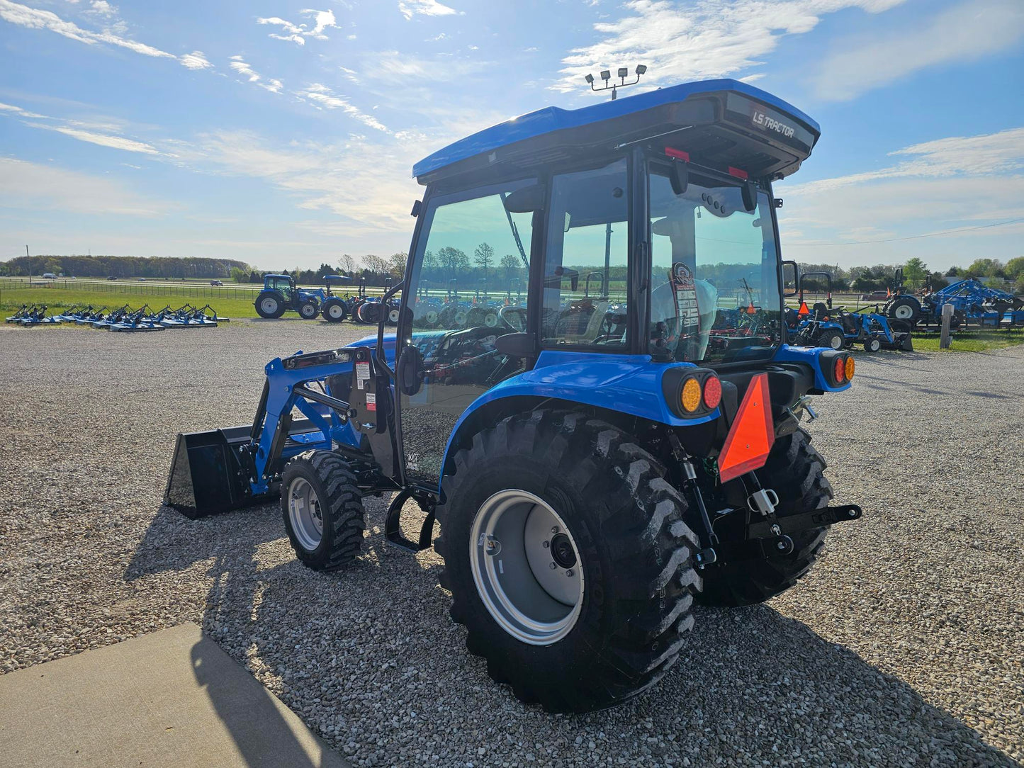 LS TRACTOR MT226HEC CAB - 24.4HP HST